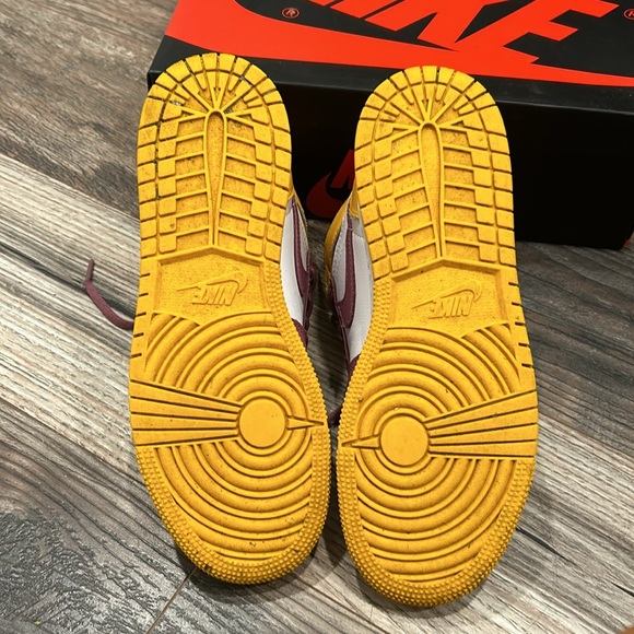 Air Jordan 1s - Picture 8 of 15